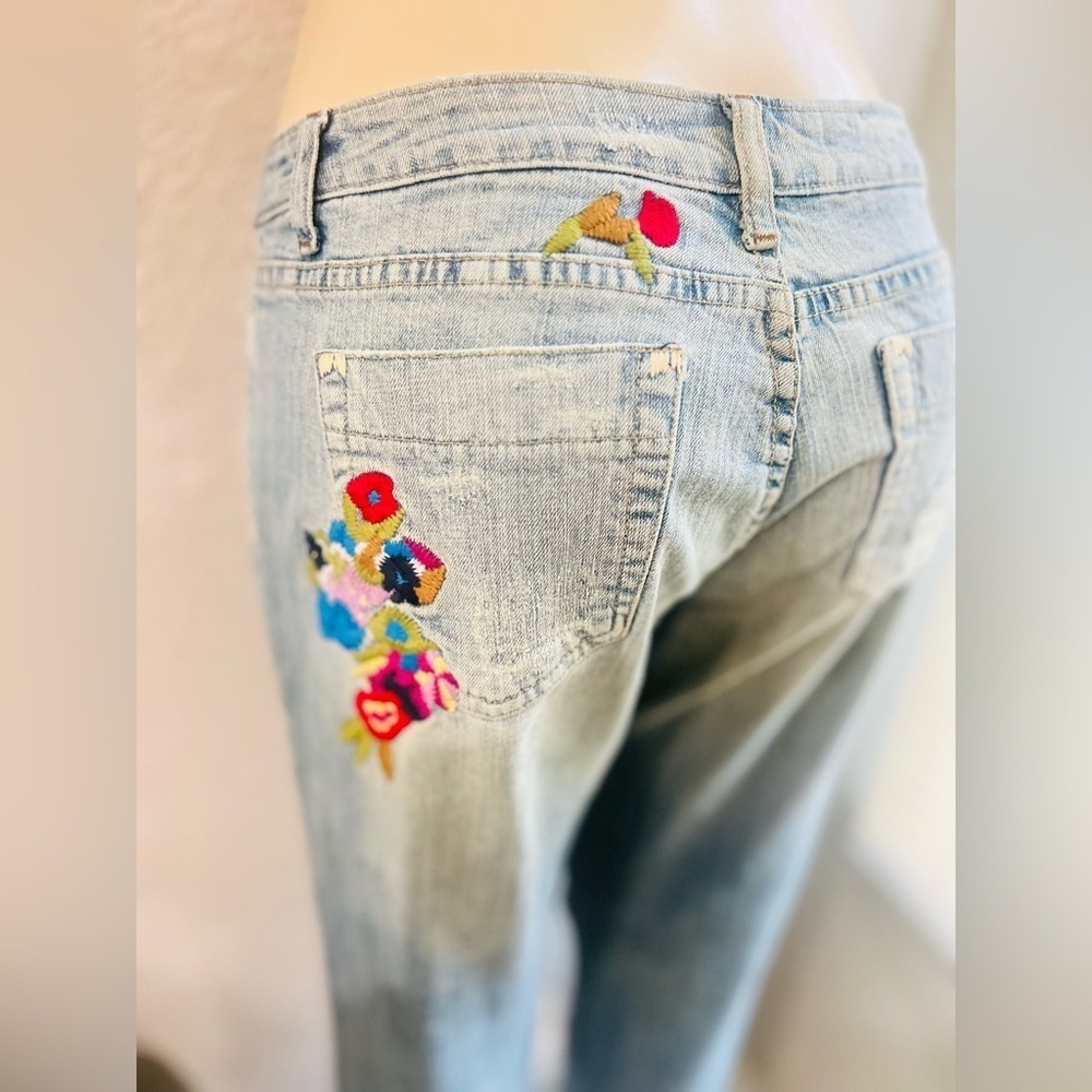 VERTIGO Paris stitch flowers jeans size 10 
Measurements are listed 31” length